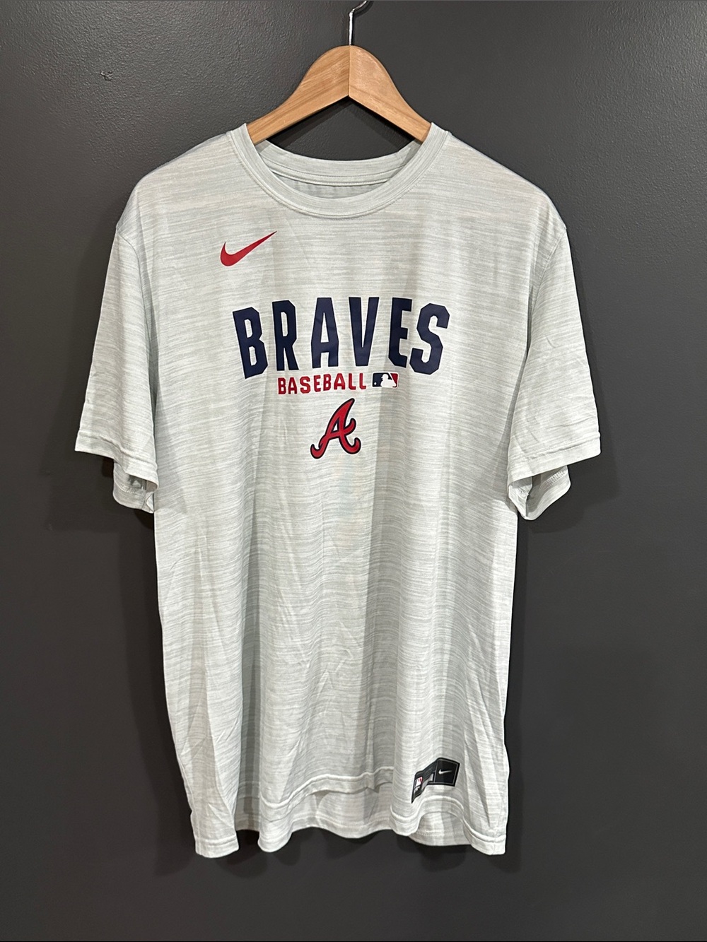 Nike Braves Baseball Short-Sleeve Tee in Light Gray with Navy & Red Logos